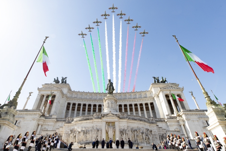 2 giugno 2022 Roma Frecce Tricolori sorvolano l'Altare della Patria